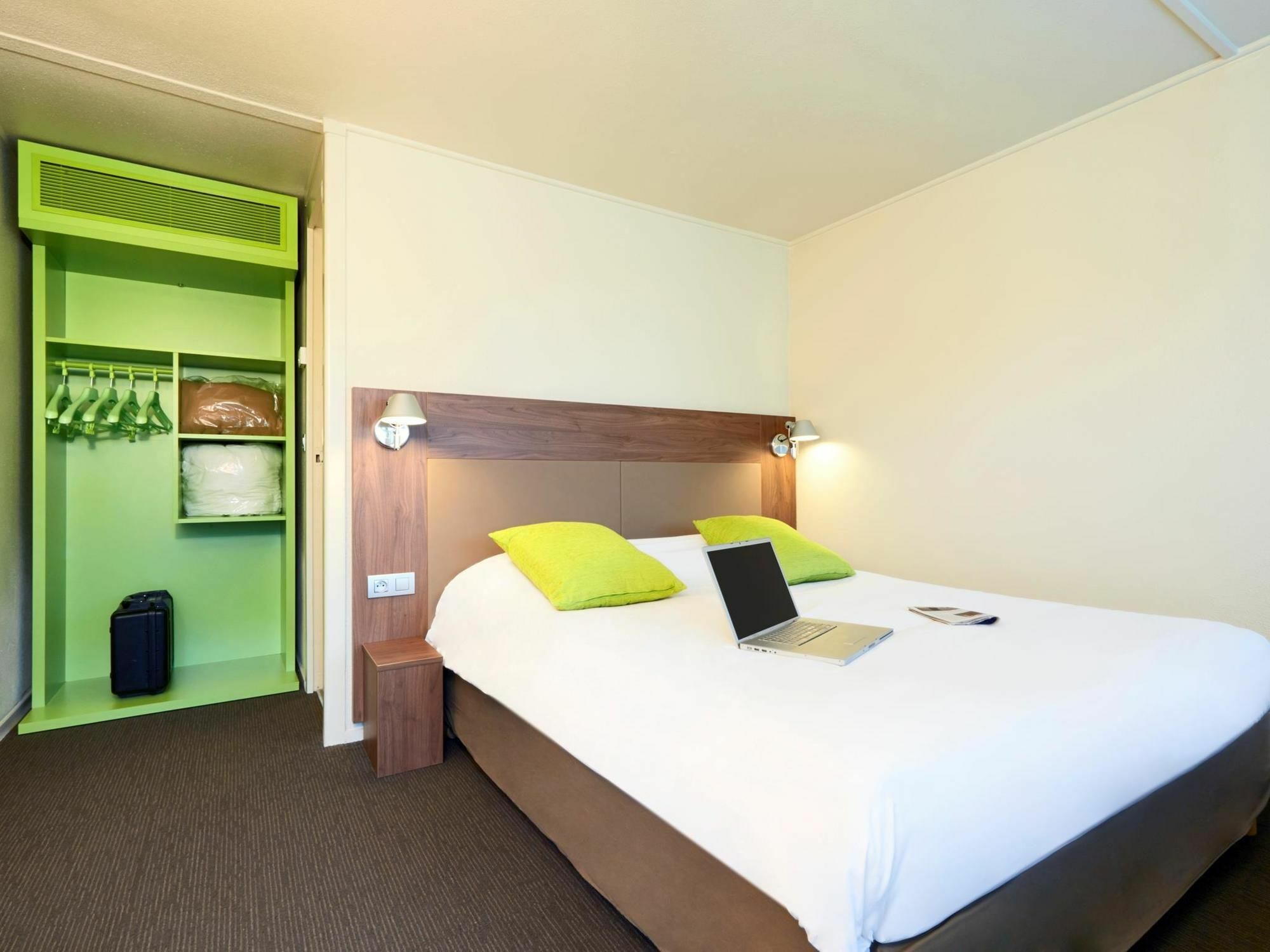 Hotel Campanile Nantes ~ Rezé Aéroport Esterno foto